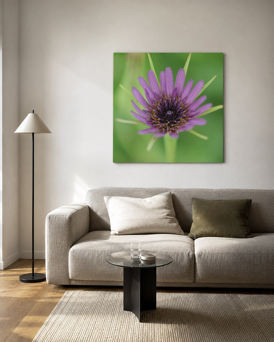 Paarse bloem close up kunstwerk – vierkante wanddecoratie – deze kunstwerk toont een close-up van een paarse bloem met