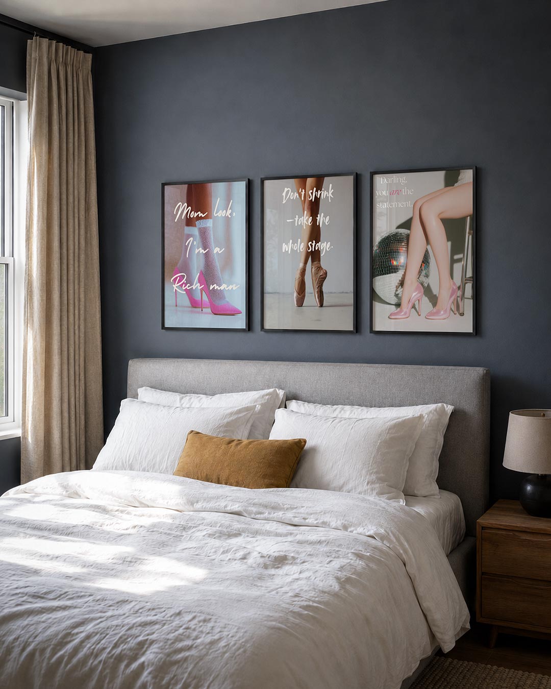 Kleurrijke schoenen posterset – detailweergave – deze afbeelding toont roze hoge hakken met witte sokken