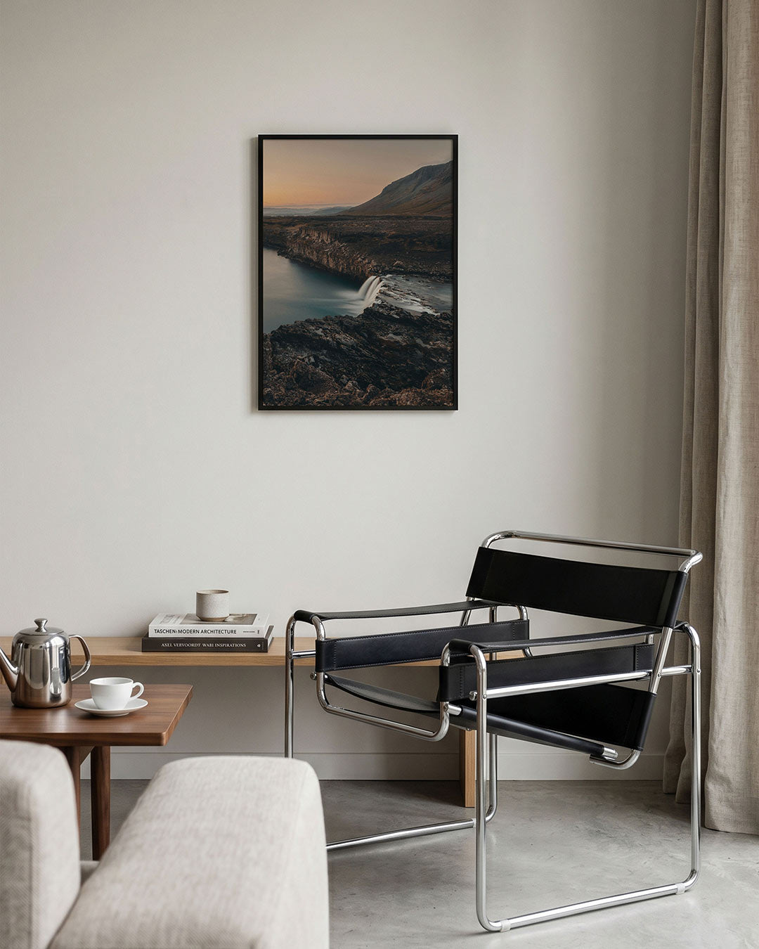 Rustige waterval poster – tweede productweergave – deze poster toont een serene waterval in een ruig landschap bij