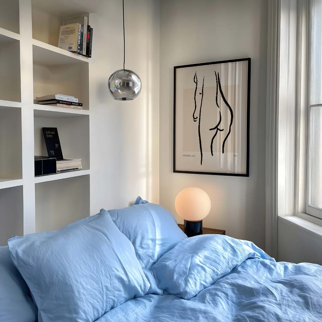Elegante Lijntekening Vrouwelijke Vorm – staande lijnkunst wanddecoratie van WallArtistic