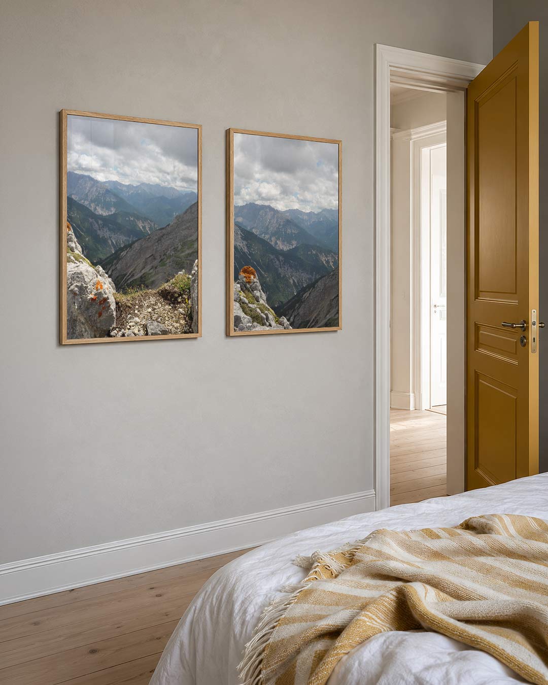 Berglandschap en wolken posterset – detailweergave – rotsachtige voorgrond met oranje mos, groene bergen in de verte en