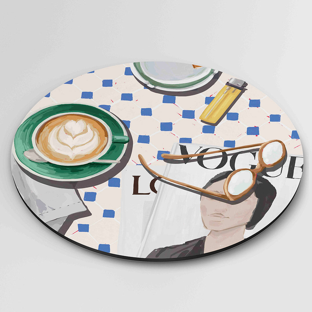 Koffie en tijdschrift – ronde wanddecoratie met abstract ontwerp