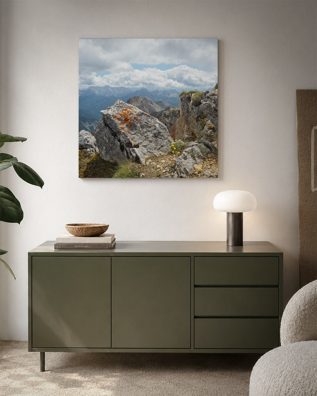 Berglandschap met rotsen kunstwerk – detailweergave – deze kunstwerk toont een berglandschap met ruige rotsen en een bewolkte