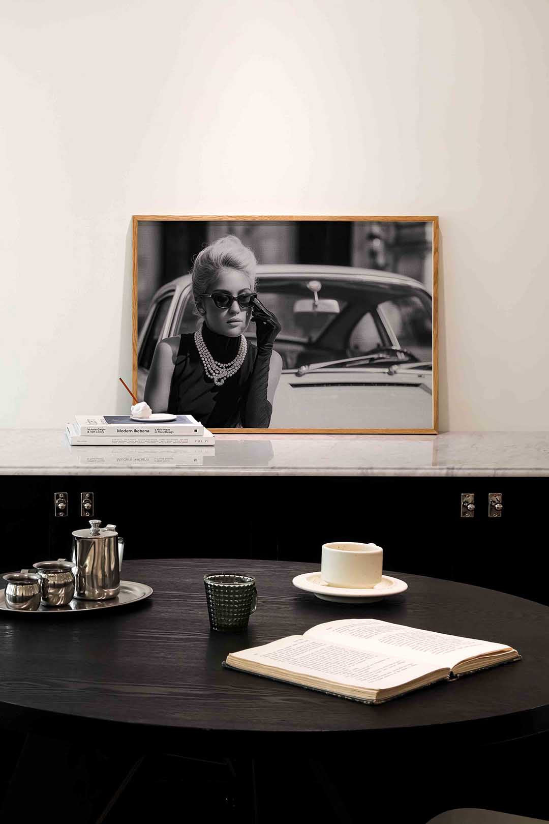 Elegante vrouw met auto – portret poster in liggend formaat