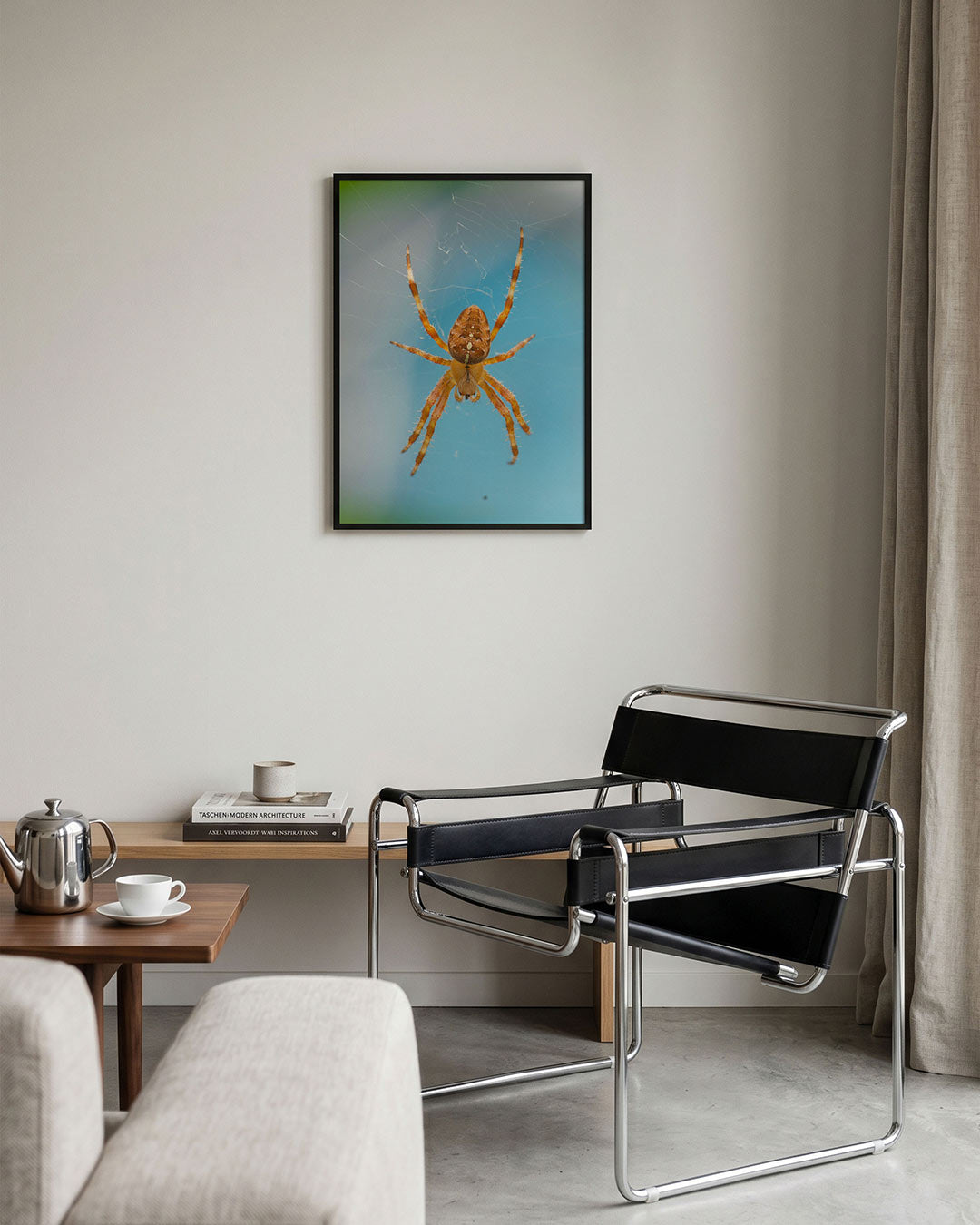 Spin in web poster – tweede productweergave – deze poster toont een spin die in het midden van zijn web hangt, met een blauwe