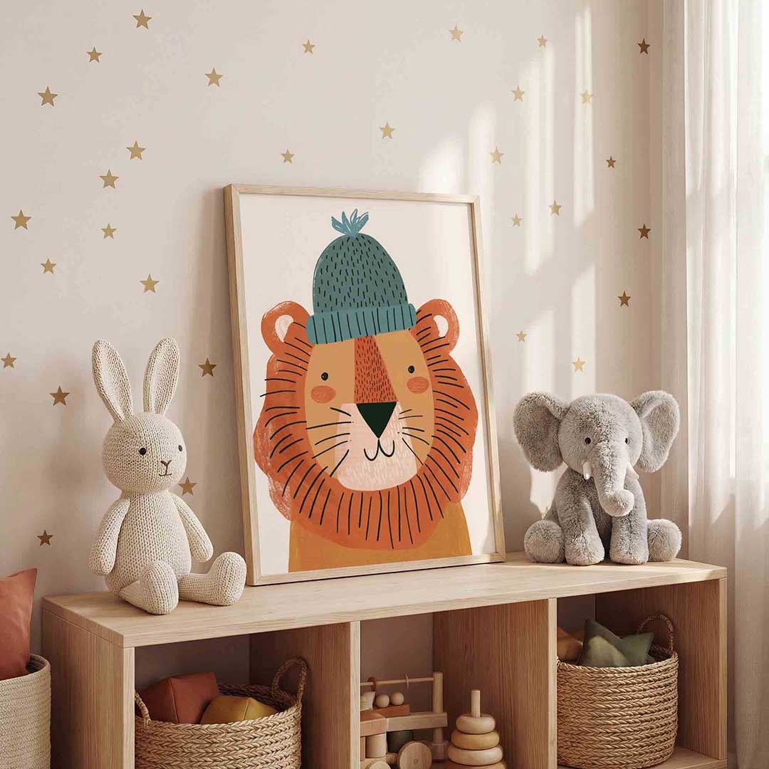 Leeuw met muts – staande kinderkamer wanddecoratie van WallArtistic