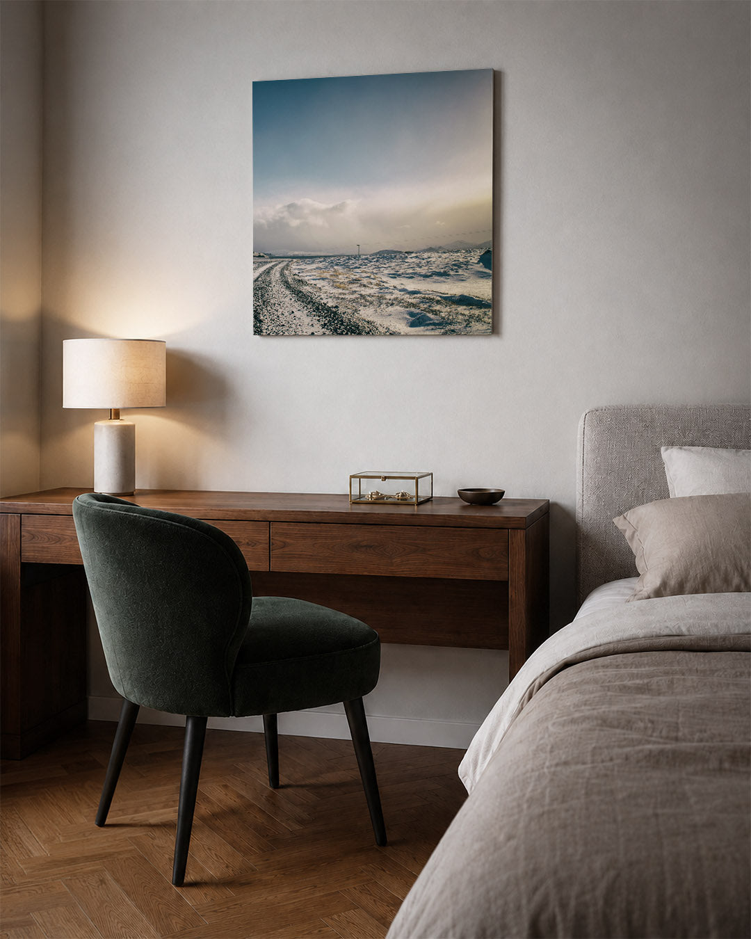 Winterlandschap met weg kunstwerk – sfeerbeeld – een uitgestrekt winterlandschap met een kronkelende weg. De lucht is helder