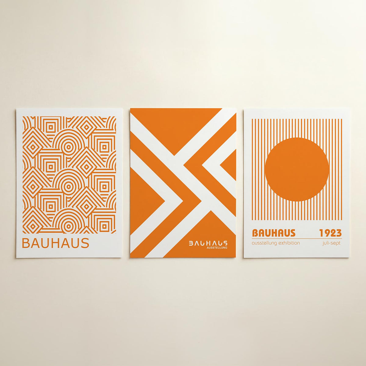 Oranje lijnenspel posterset – detailweergave – deze posterset in drie delen toont een levendig patroon van oranje lijnen.