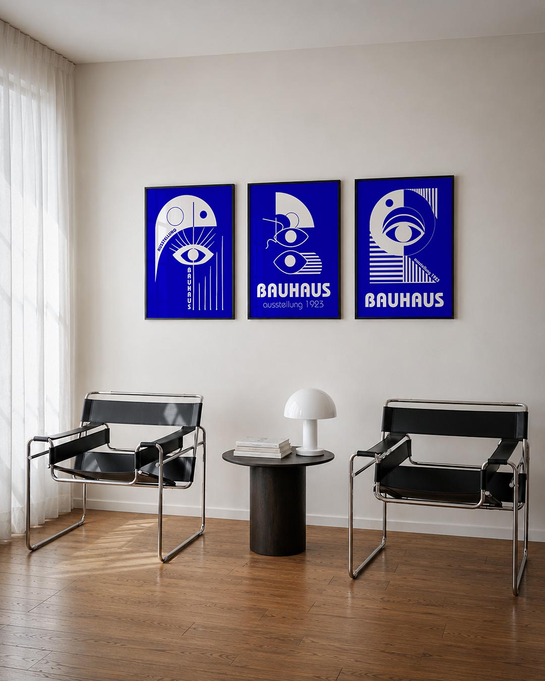 Oog en lijnen driedelige posterset – een speelse compositie van witte vormen op een diepblauwe achtergrond. Een groot oog met