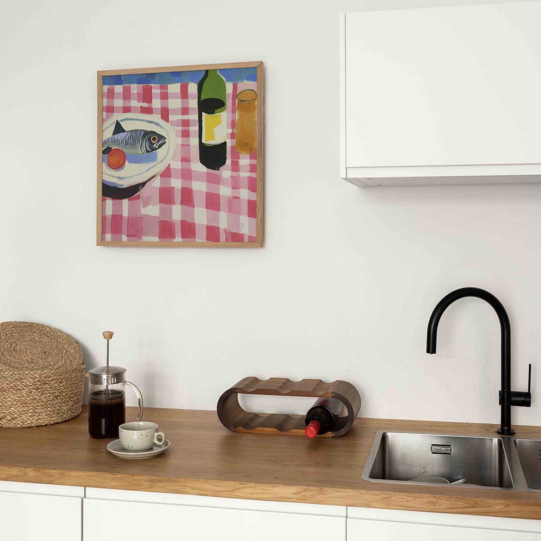 Vis en fles op tafel – keukenposter in vierkant formaat