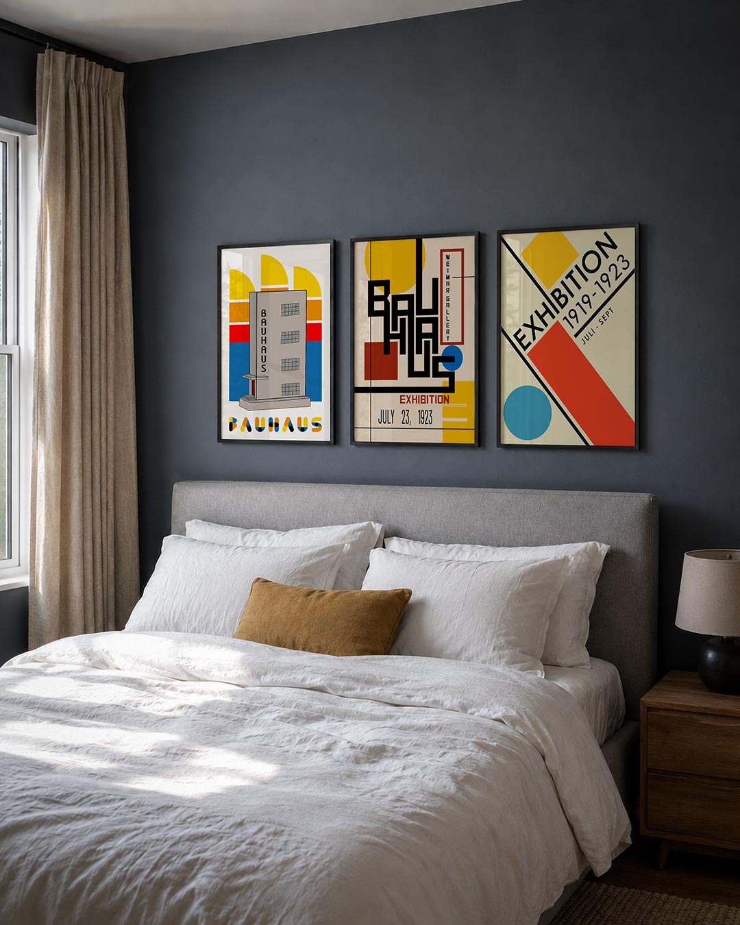 Vorm en kleur posterset – derde productweergave – deze posterset in drie delen toont een grijs gebouw met rechthoekige ramen