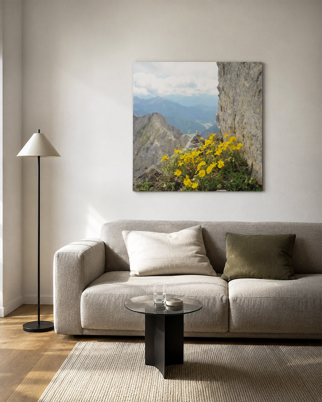 Bergbloemen en rotsen kunstwerk – vierkante wanddecoratie – deze kunstwerk toont levendige gele bloemen die groeien tussen