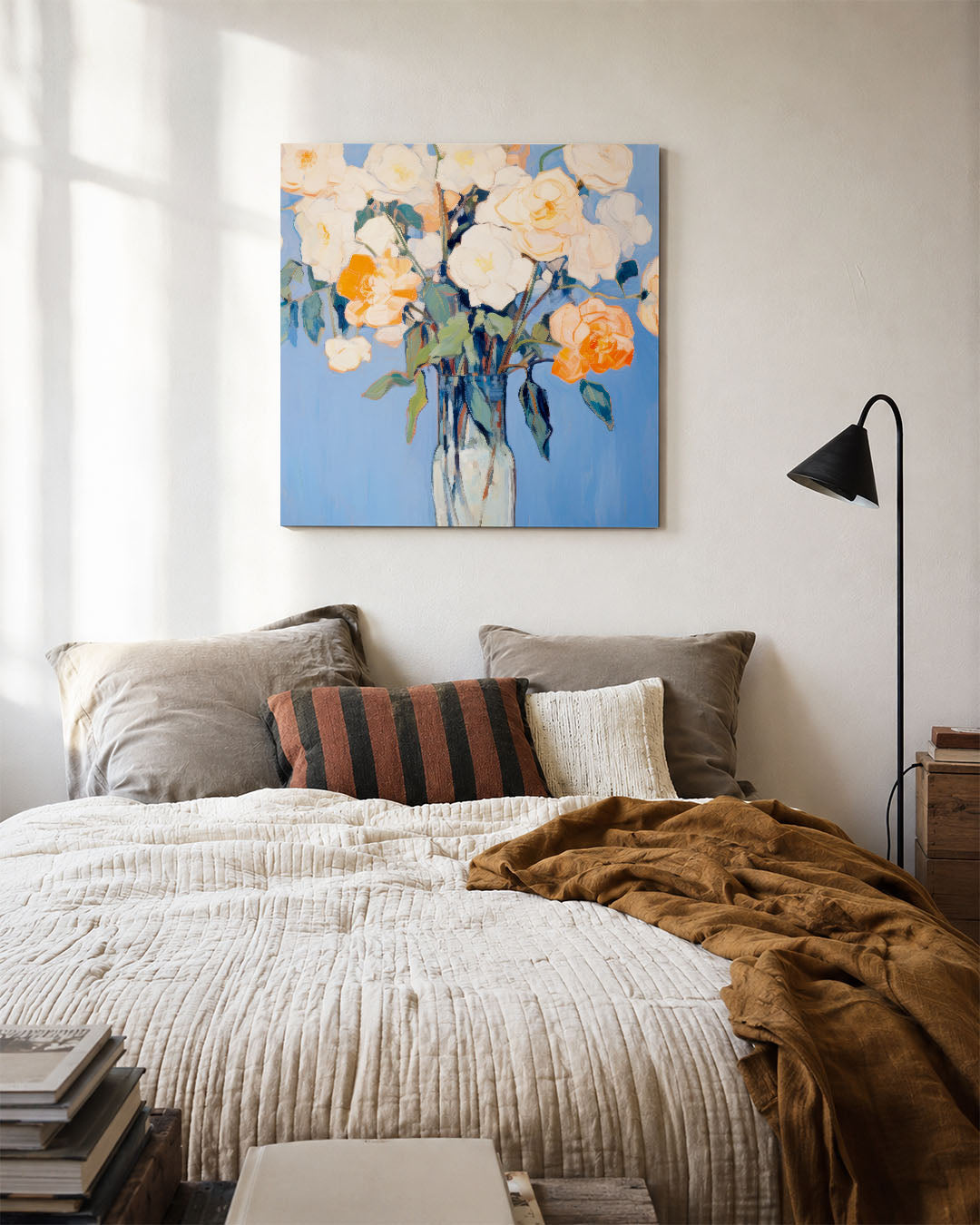 Bloemen in vaas kunstwerk – detailweergave – dit kunstwerk toont een vaas met bloemen tegen een blauwe achtergrond. De oranje