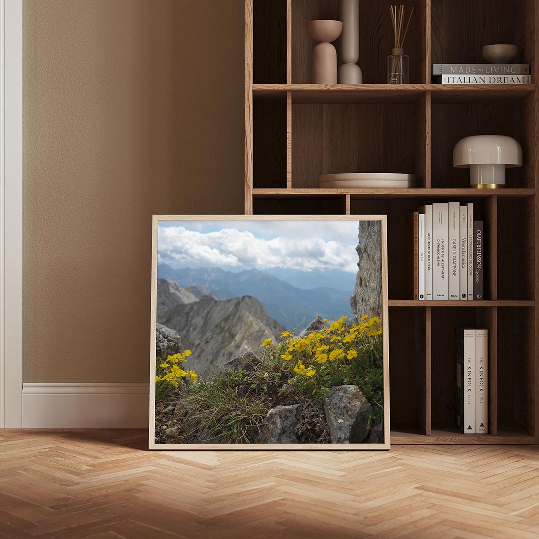 Berglandschap met bloemen poster – derde productweergave – deze poster toont een berglandschap met gele bloemen op de