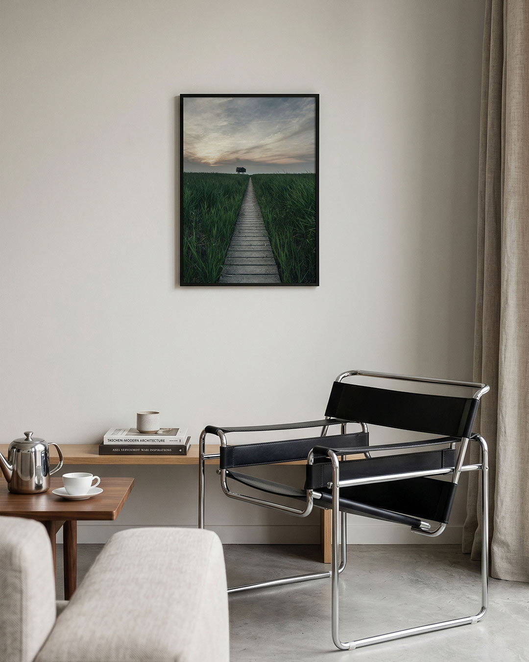 Rustige landschapspad poster – tweede productweergave – een lang houten pad leidt door groene velden naar een silhouet van