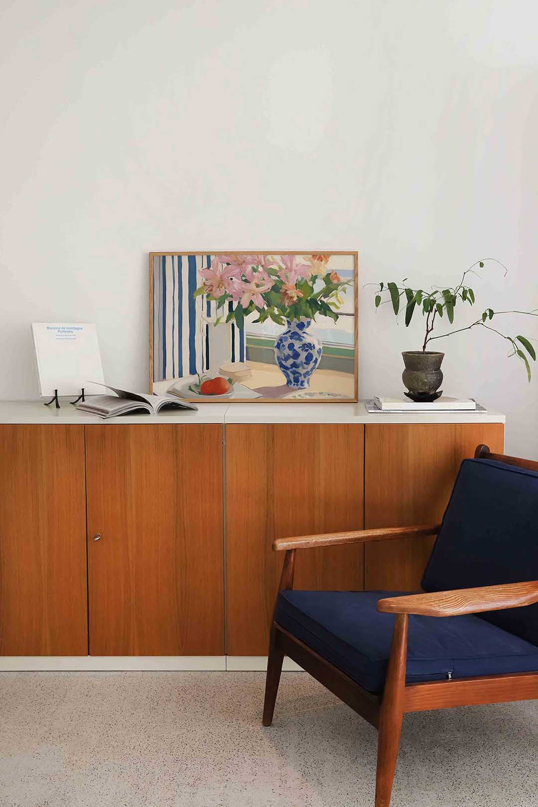 Bloemen en vaas bij raam – liggende bloemen wanddecoratie van WallArtistic