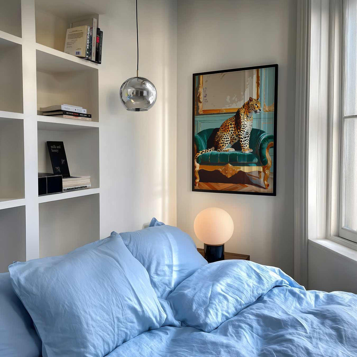 Elegante Luipaard op Luxe Sofa – staande muurposter met dierenthema