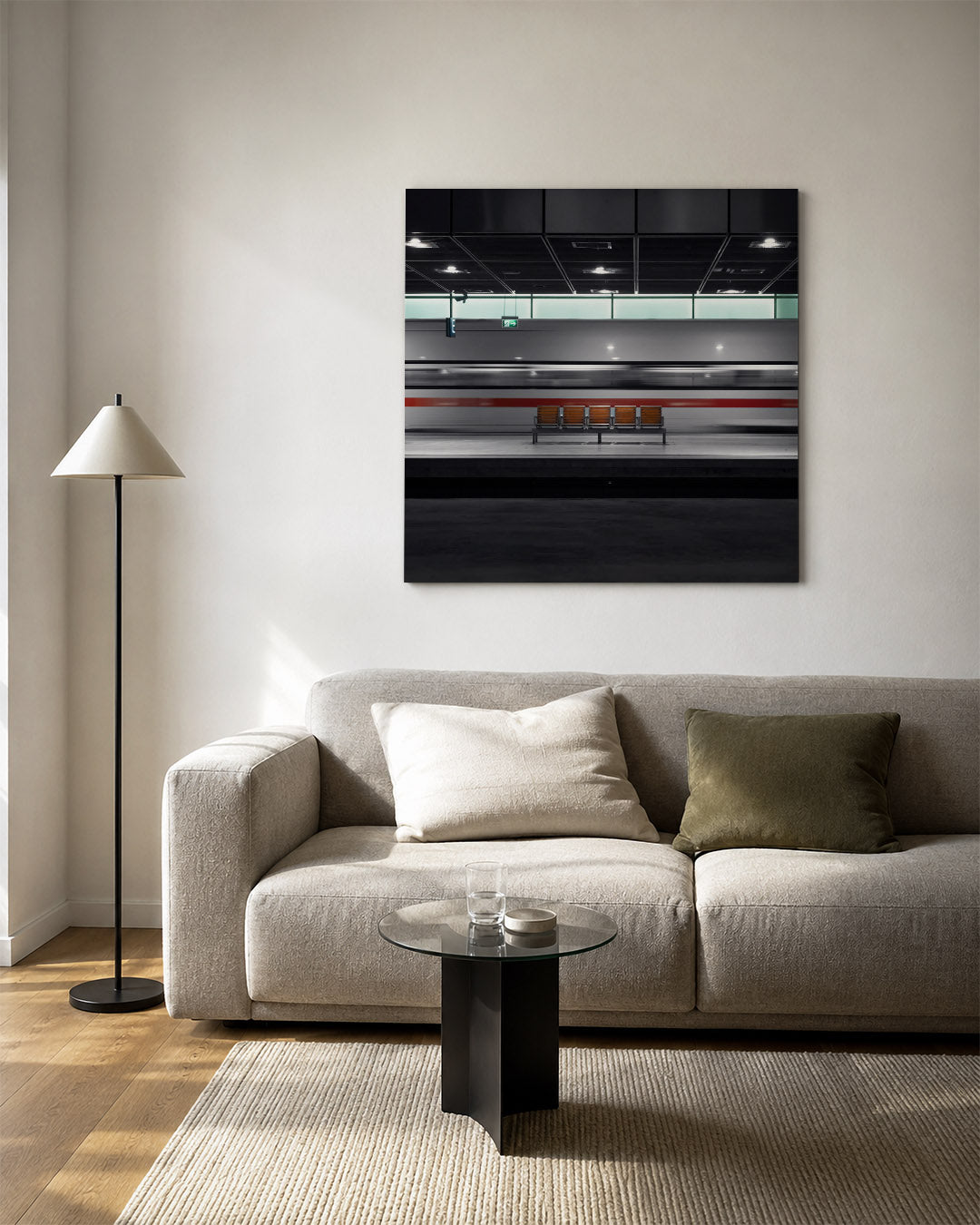 Stille station scene kunstwerk – vierkante wanddecoratie – deze kunstwerk toont een lege stationshal met een voorbijrazende