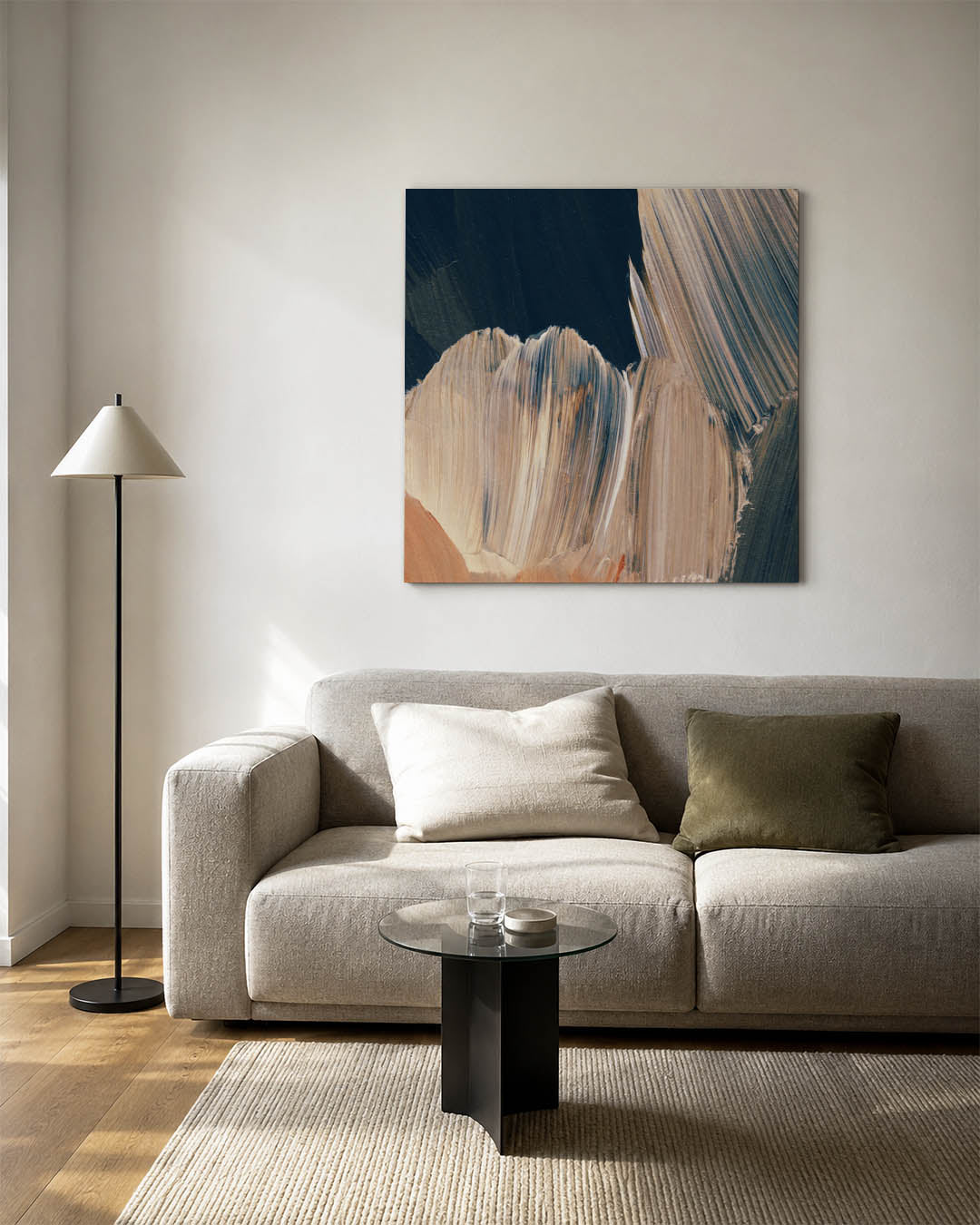 Abstracte kunstwerk – detailweergave – dit kunstwerk toont vloeiende penseelstreken in blauw en beige, met subtiele oranje