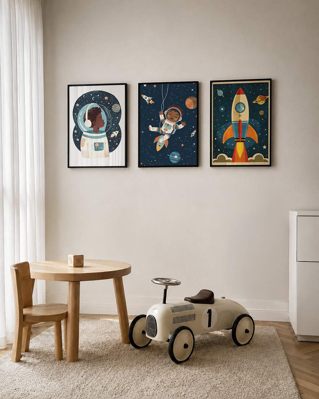 Sterren en ruimte posterset – tweede productweergave – een kind in een ruimtepak zweeft tussen sterren en planeten