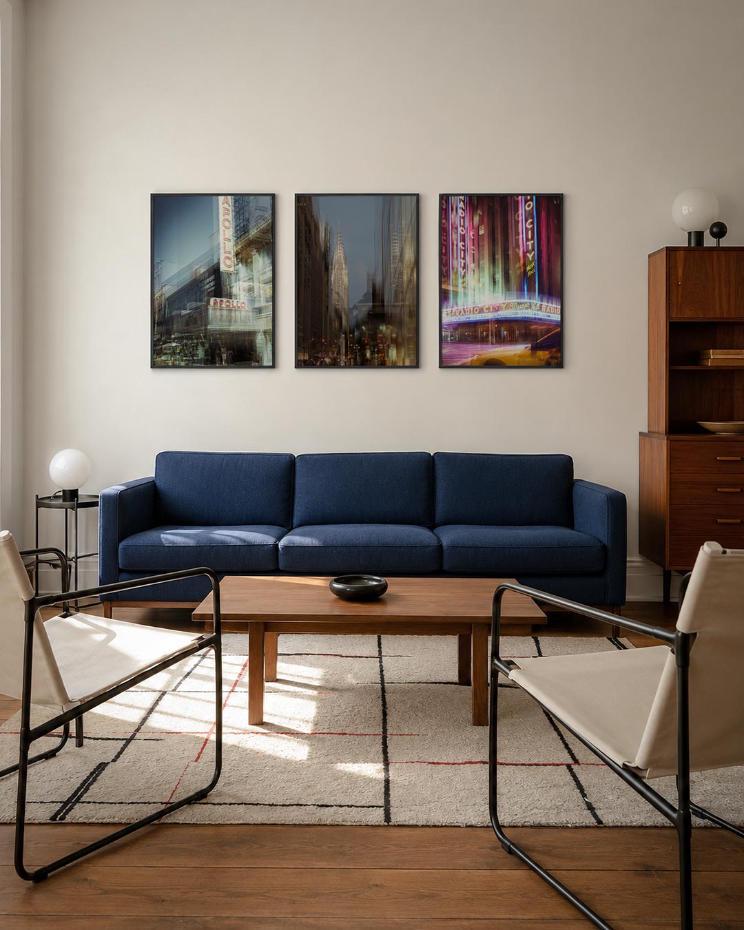 Stedelijke reflecties driedelige posterset – deze posterset in drie delen toont een gelaagde stadsscène met een mix van