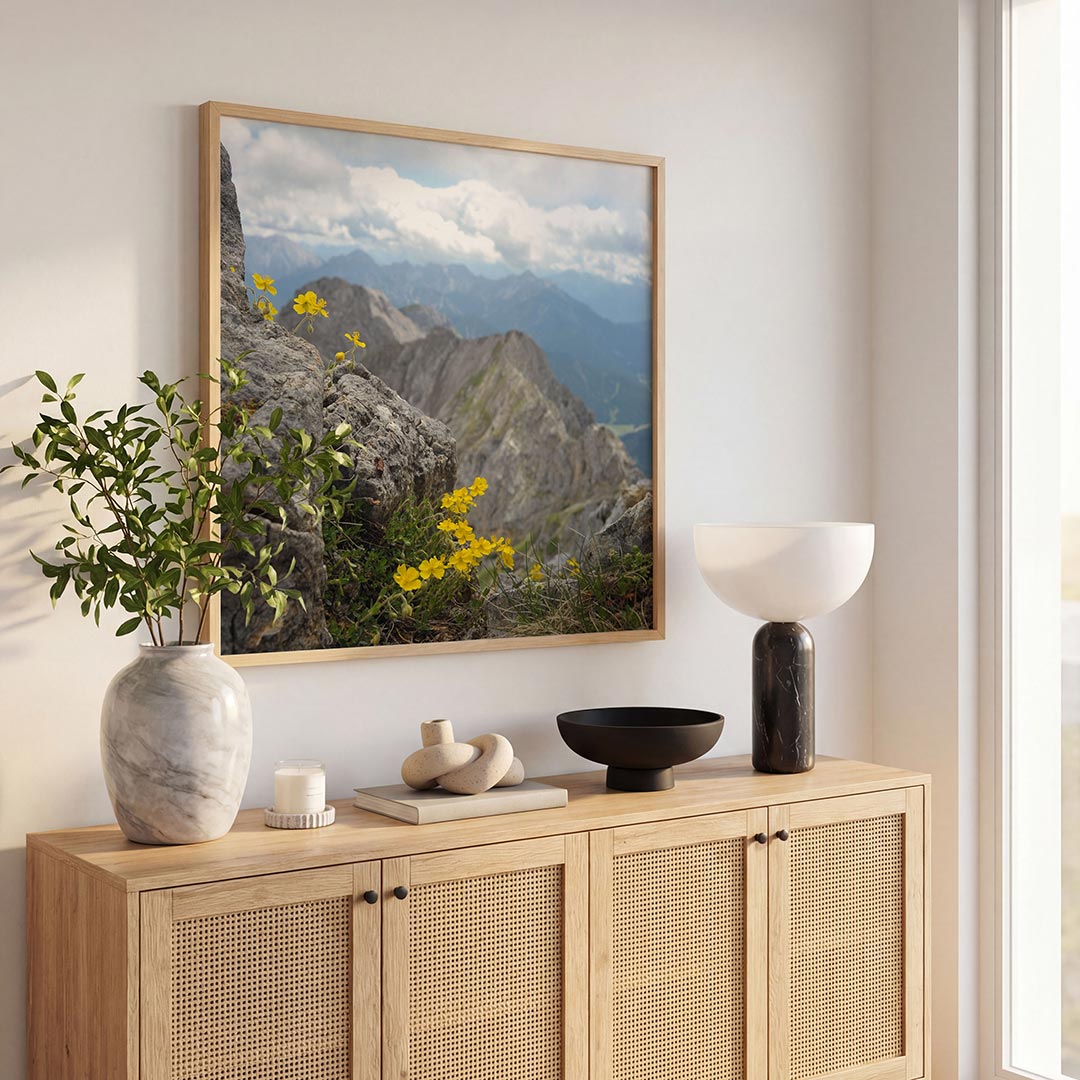 Berglandschap met bloemen poster – tweede productweergave – deze poster toont een ruig berglandschap met gele bloemen op de