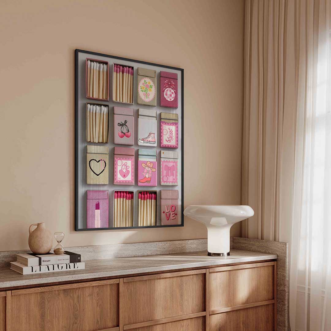 Roze luciferdoosjes – kleurrijke Pop Art poster in staand formaat
