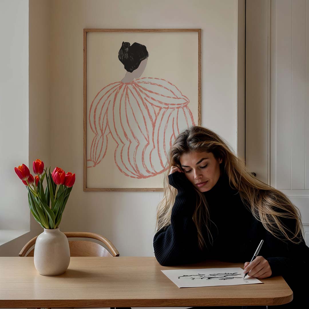 Elegante Gestreepte Silhouet – staande vrouwelijke wanddecoratie van WallArtistic