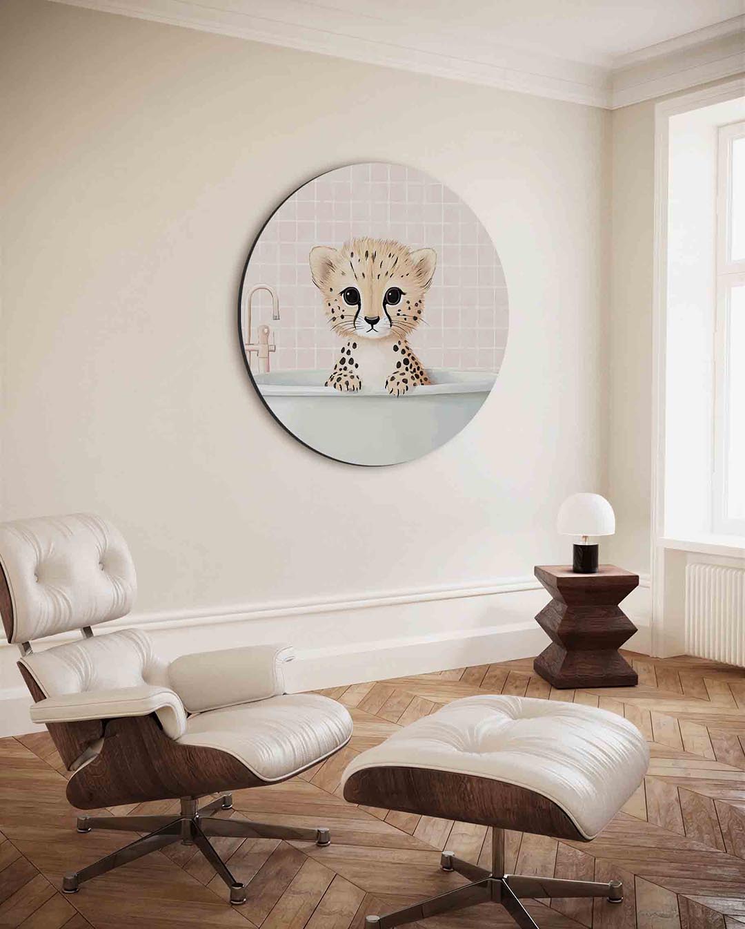 Jonge cheeta in bad – kleurrijke ronde wanddecoratie van WallArtistic