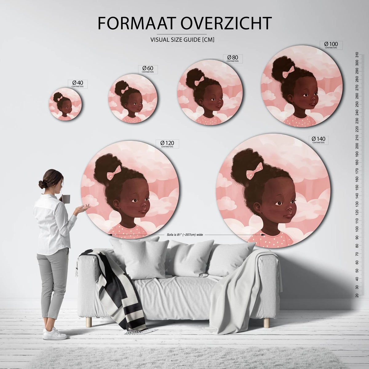 Meisje met wolken Muurcirkel – extra productweergave – Een jong meisje met een roze strik en stippenjurk staat afgebeeld
