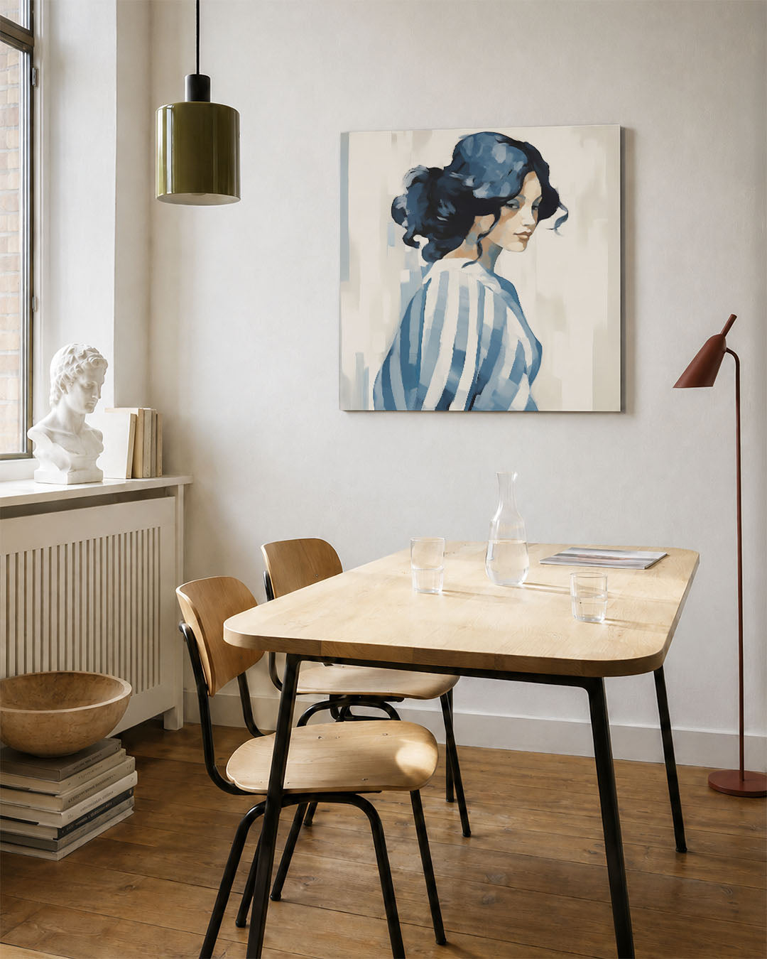 Gestreepte vrouw kunstwerk – vierkante wanddecoratie – dit kunstwerk toont een vrouw met blauwe strepen tegen een lichte