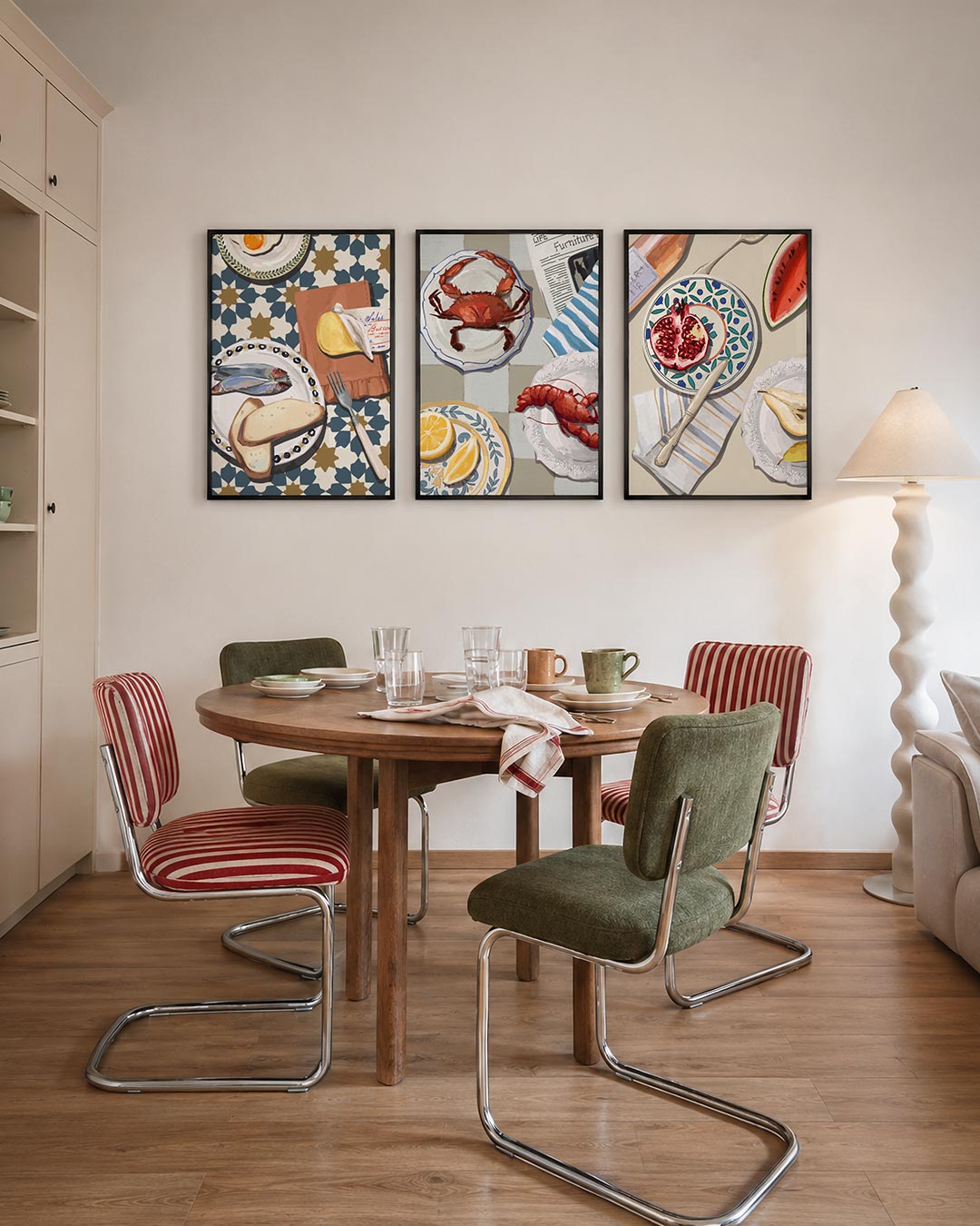Ontbijtpatroon driedelige posterset – een speelse compositie van borden met vis, brood en ei op