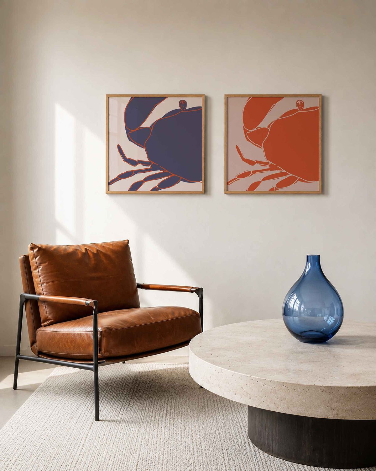 Interieurpresentatie van een tweedelige vierkante posterset met koraal en paarse bloem