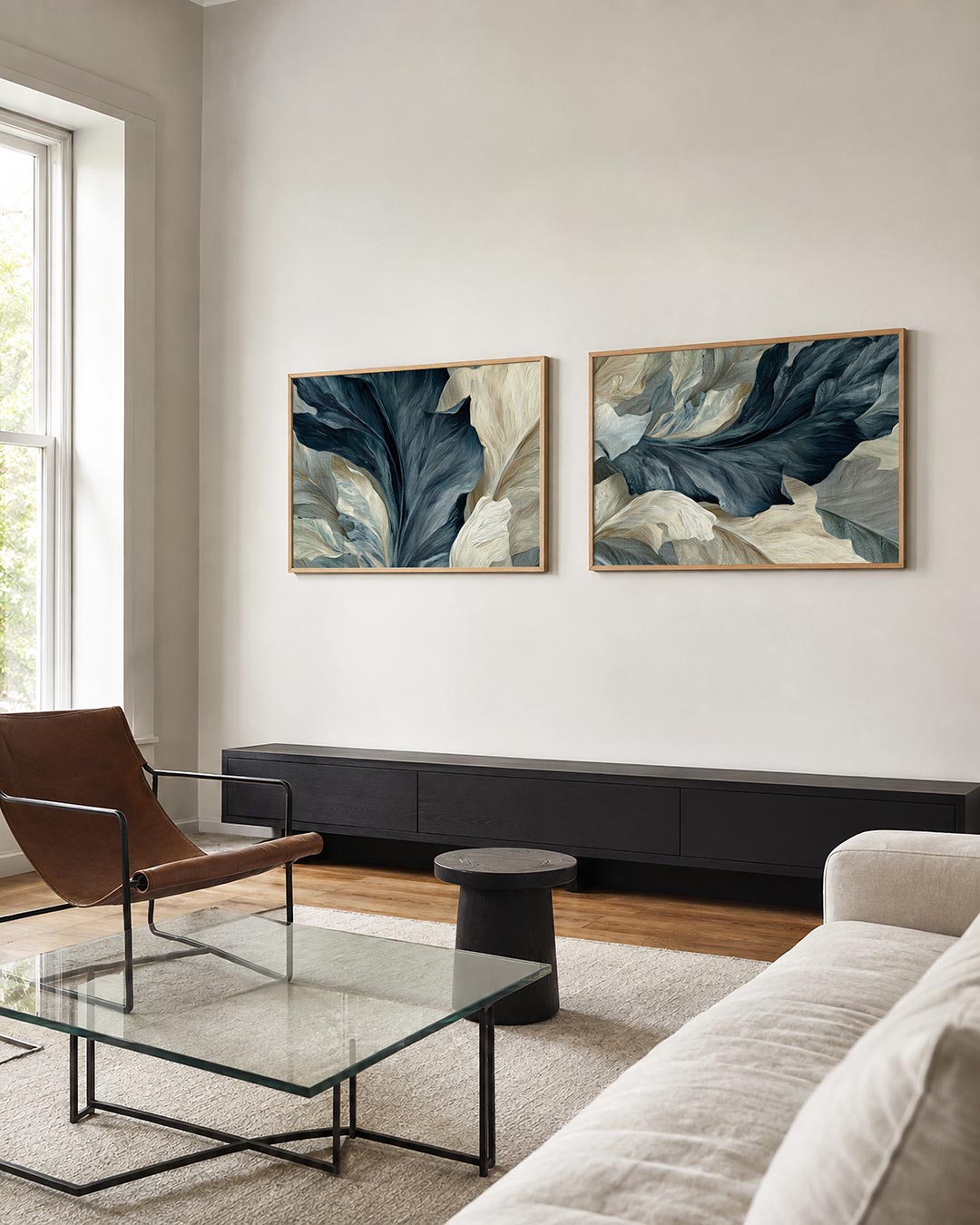 Tweedelige posterset met vloeiende lijnen en zachte kleurvlakken in blauw en beige, getoond in een interieur