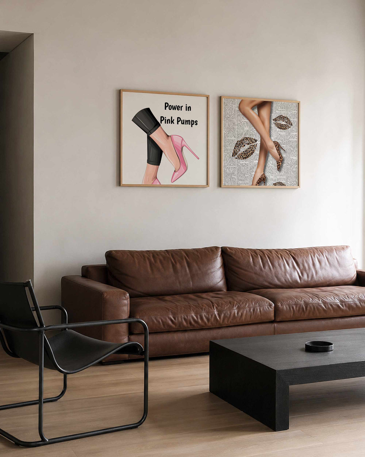 Interieurpresentatie van een tweedelige vierkante posterset met roze pumps