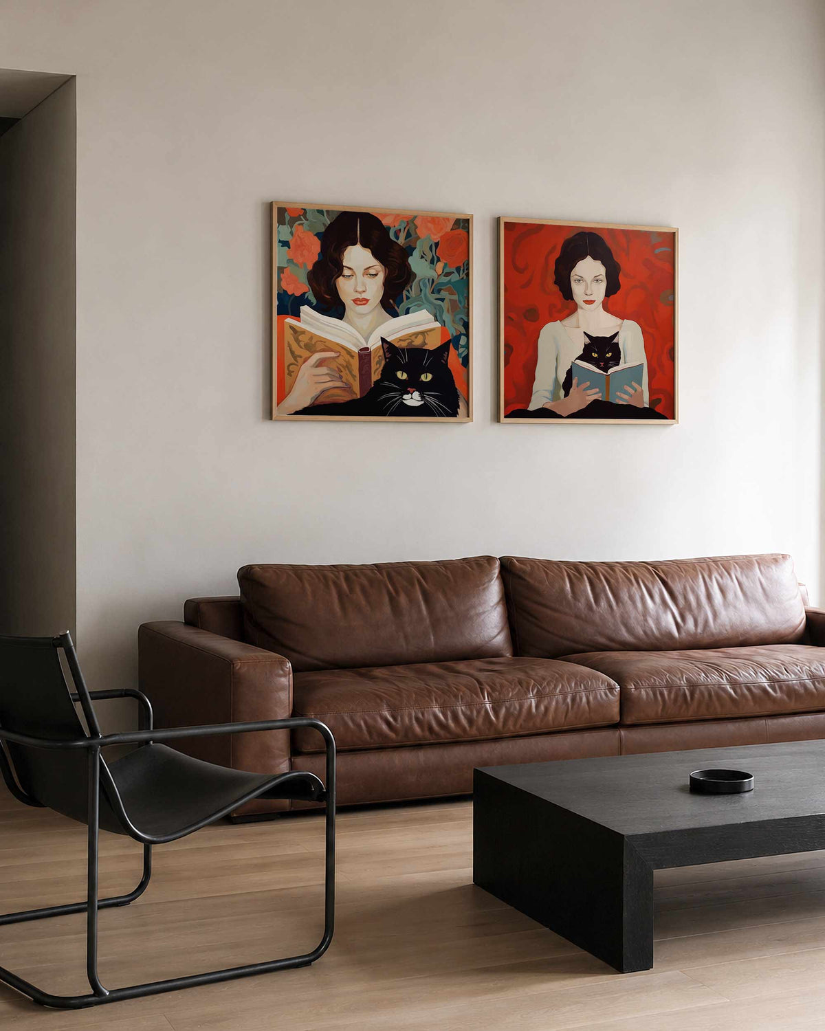 Interieurpresentatie van een tweedelige vierkante posterset met vrouw en kat