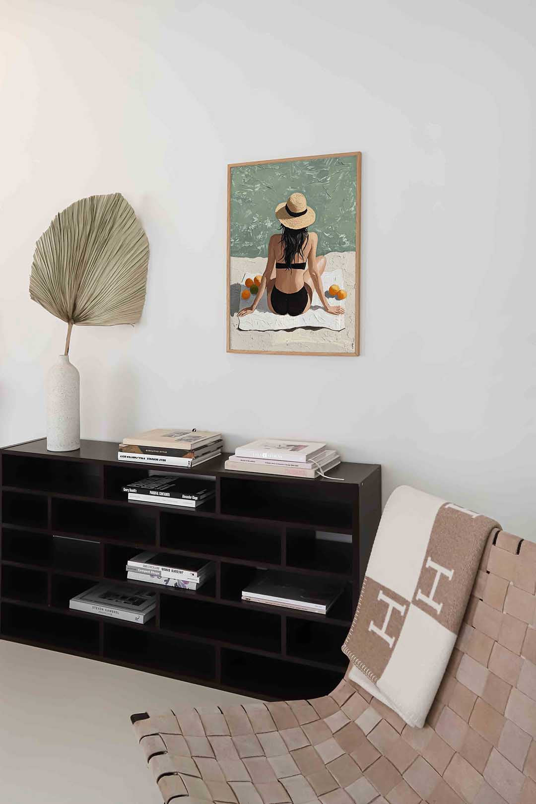 Vrouw aan zee – staande moderne wanddecoratie van WallArtistic