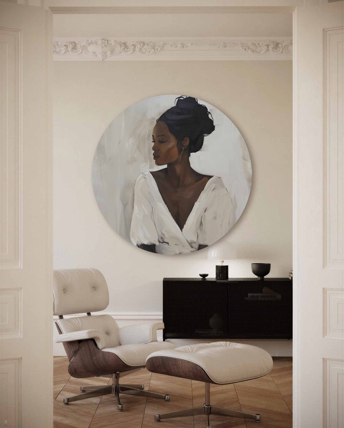 Vrouw in witte jurk – muurcirkel met kleur en vormen voor aan de muur