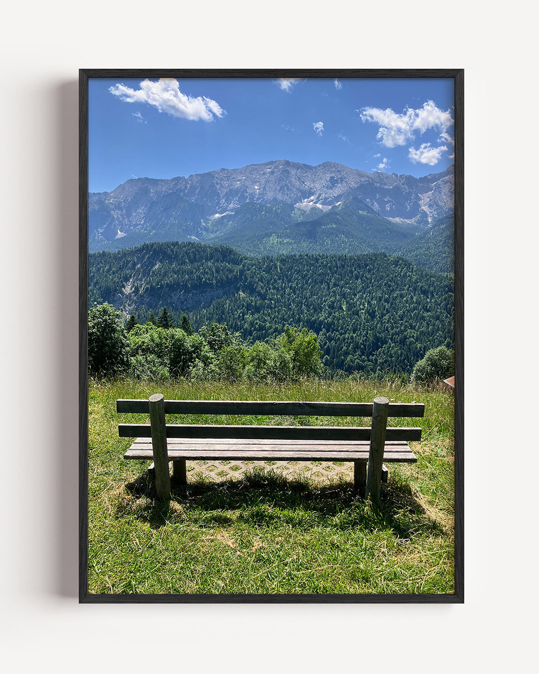 Berglandschap poster – portret wanddecoratie – een houten bankje staat op een groene heuvel met uitzicht op een berglandschap
