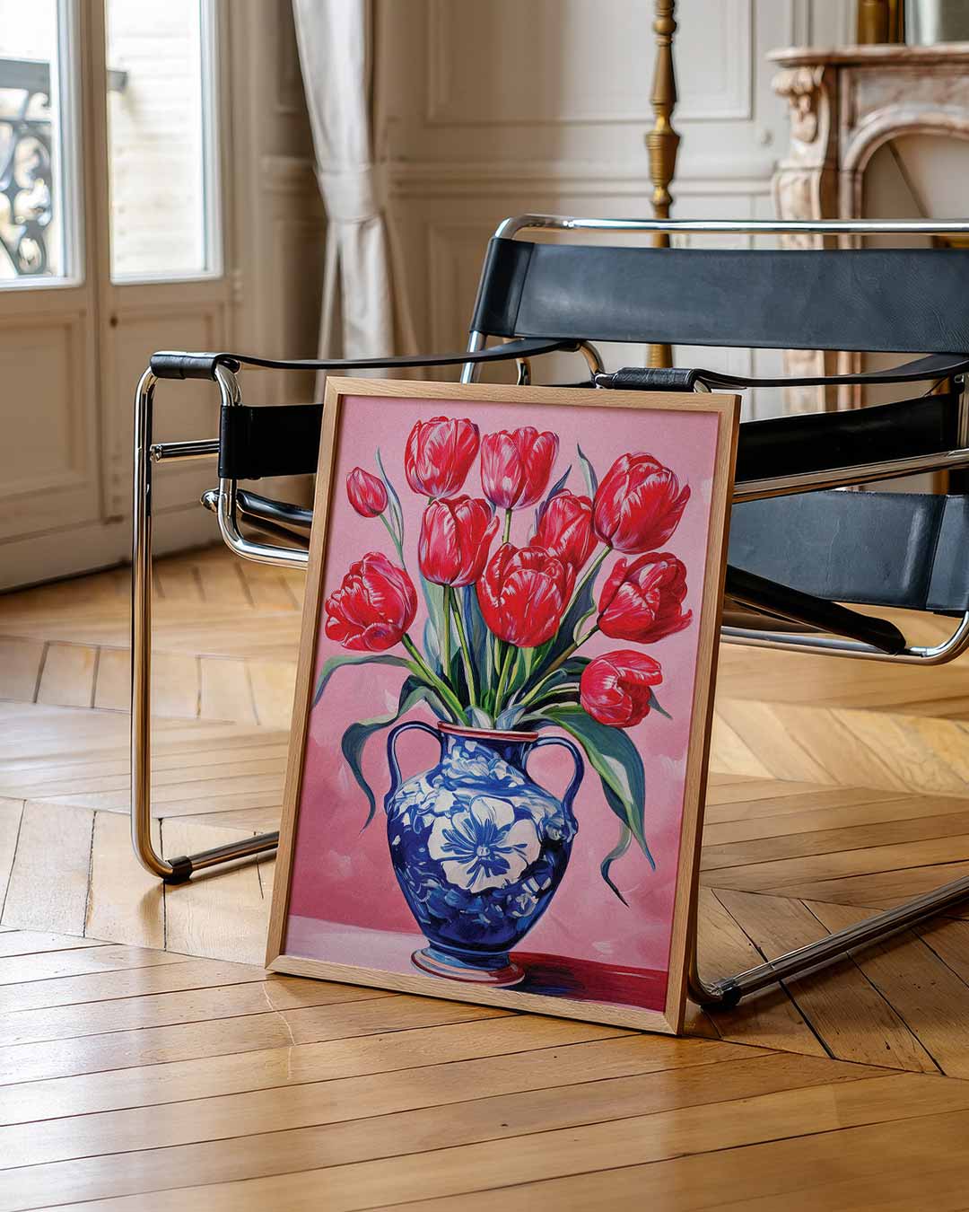 Tulpen in Delfts Blauwe Vaas – staande muurposter met zomerse uitstraling