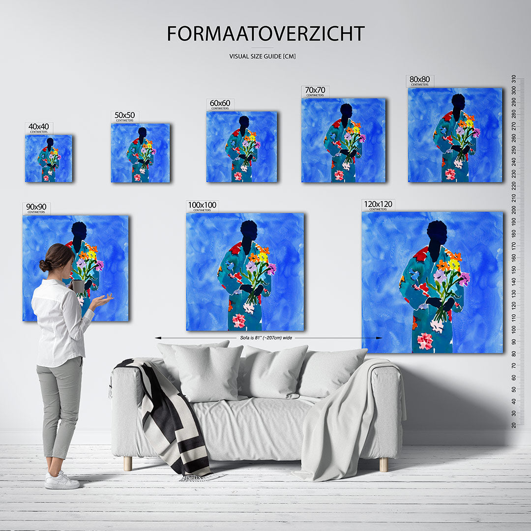 Vrolijke bloemenfiguur kunstwerk – sfeerbeeld – dit werk toont een silhouet met een kleurrijke bloemenprint tegen een blauwe