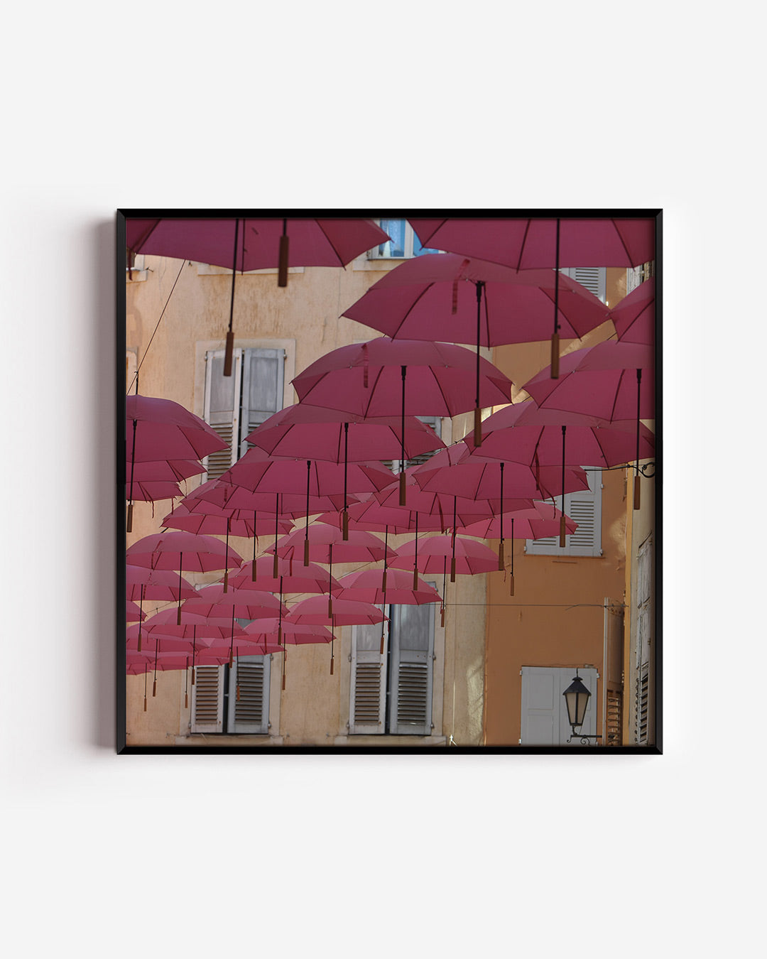 Zwevende paraplu's poster – vierkante wanddecoratie – deze poster toont een lucht vol roze paraplu's tegen een achtergrond
