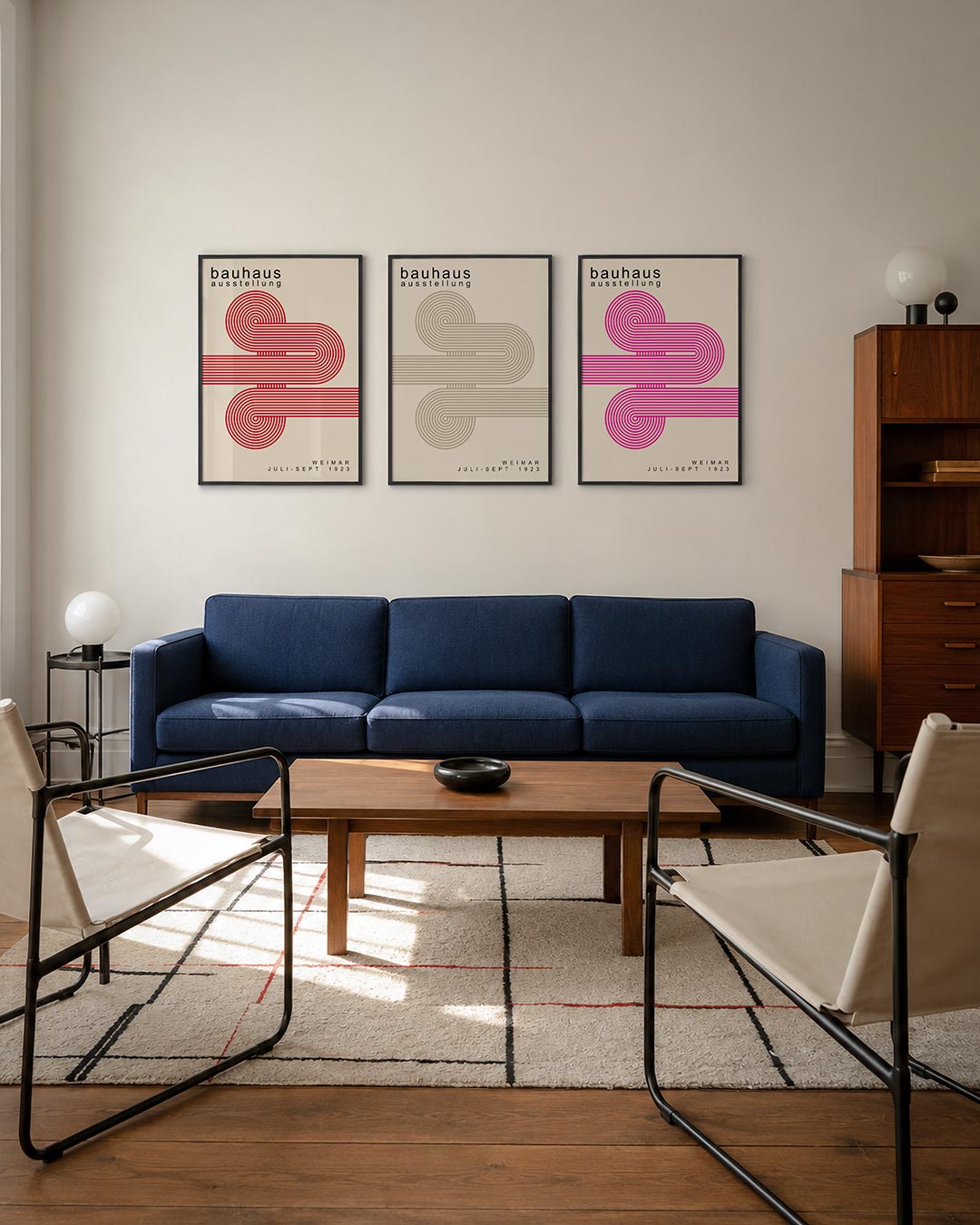 Ritmische lijnen driedelige posterset – deze posterset in drie delen toont een spel van rode, gebogen lijnen op een lichte