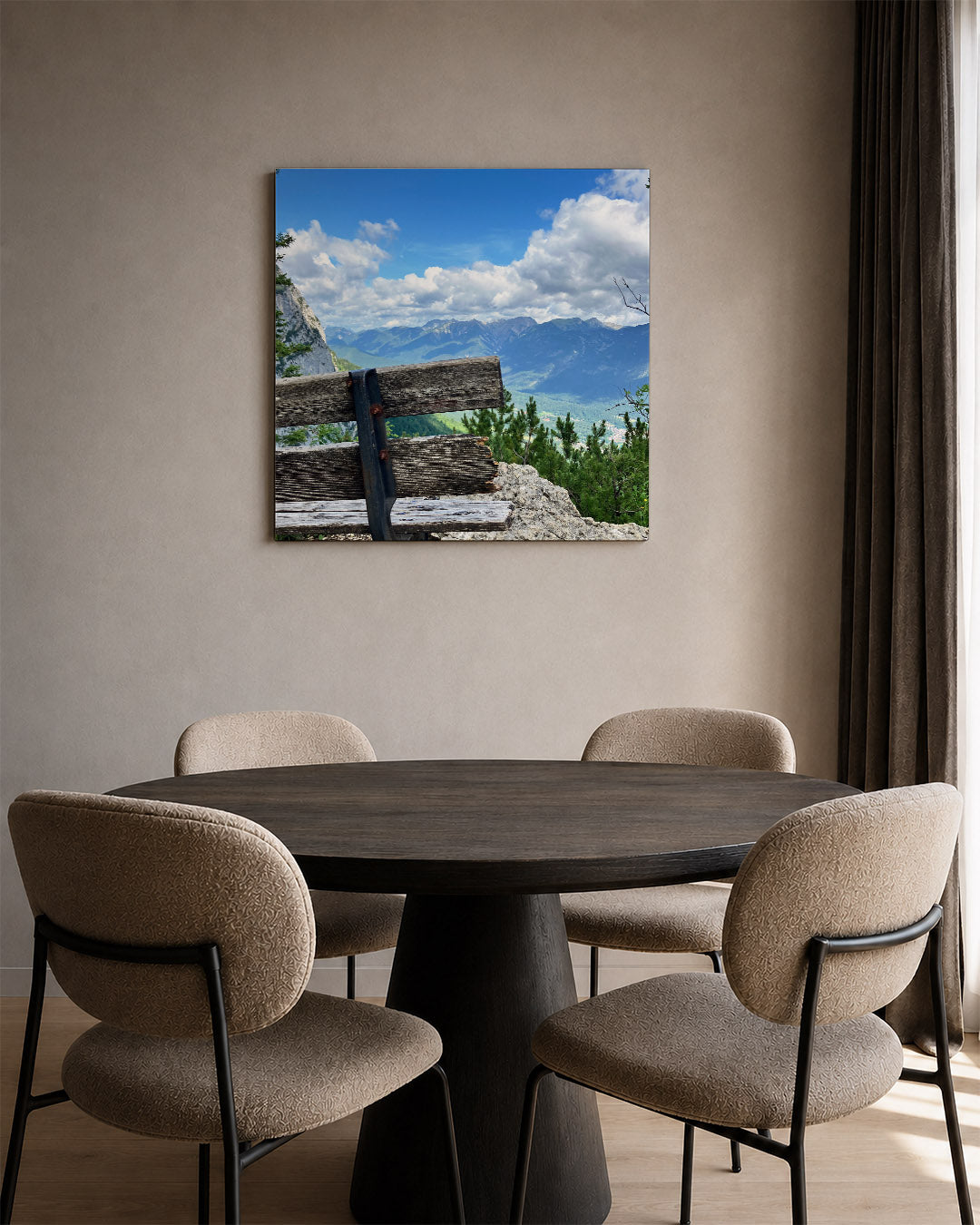 Berglandschap met bank kunstwerk – tweede productweergave – een verweerde houten bank staat op de voorgrond met een