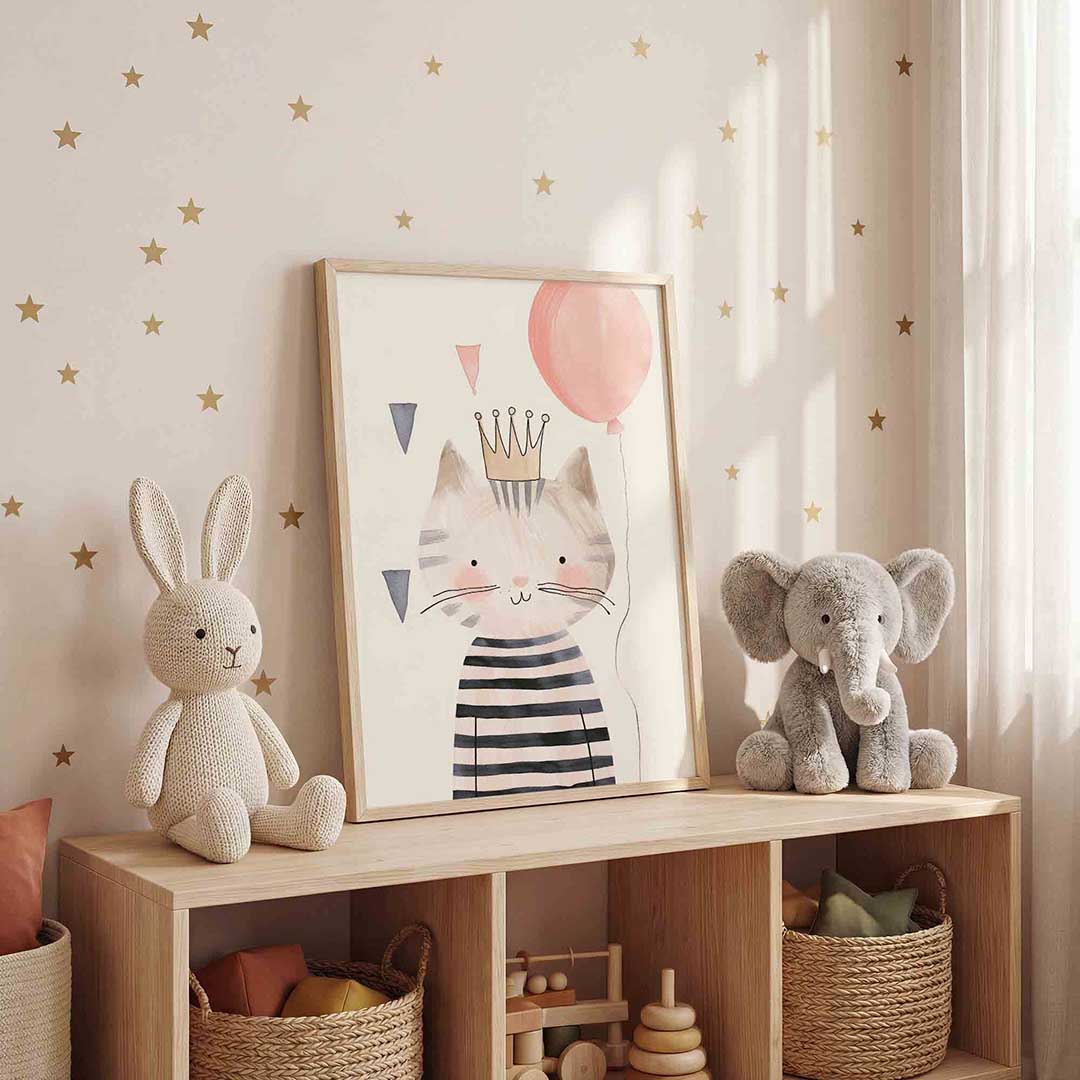 Kat met kroon en ballon – staande kinderkamer wanddecoratie van WallArtistic