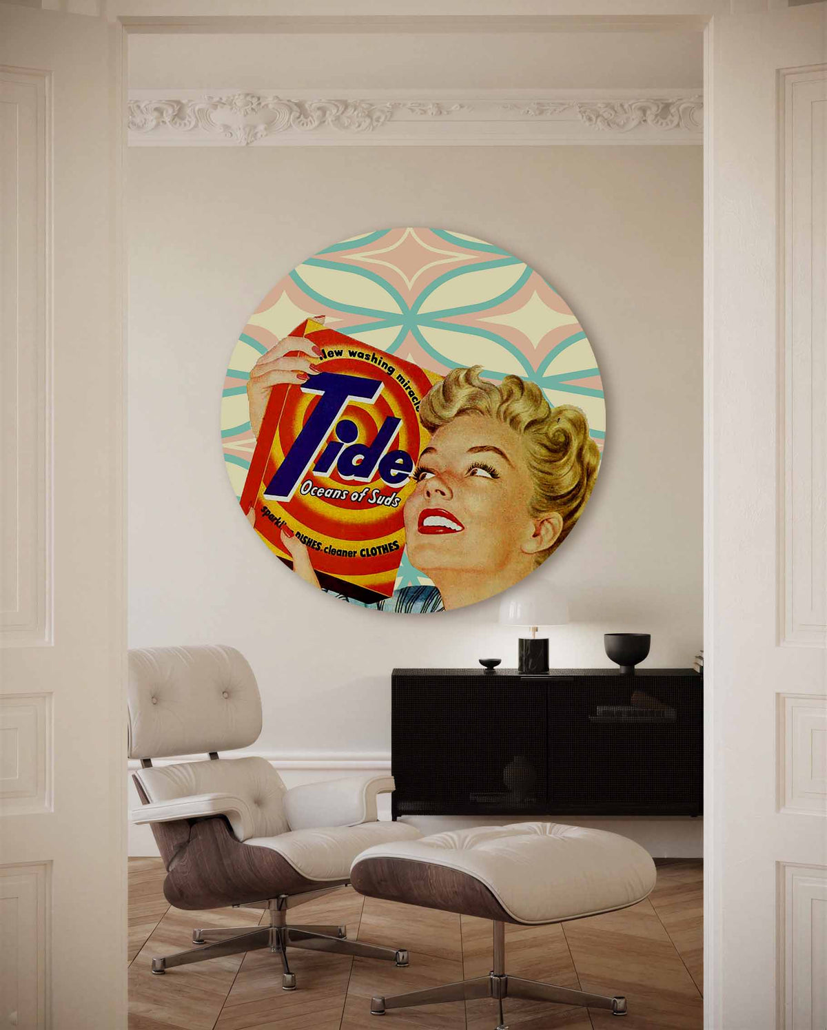 Retro vrouw met wasmiddel – kleurrijke Pop Art muurcirkel voor aan de muur