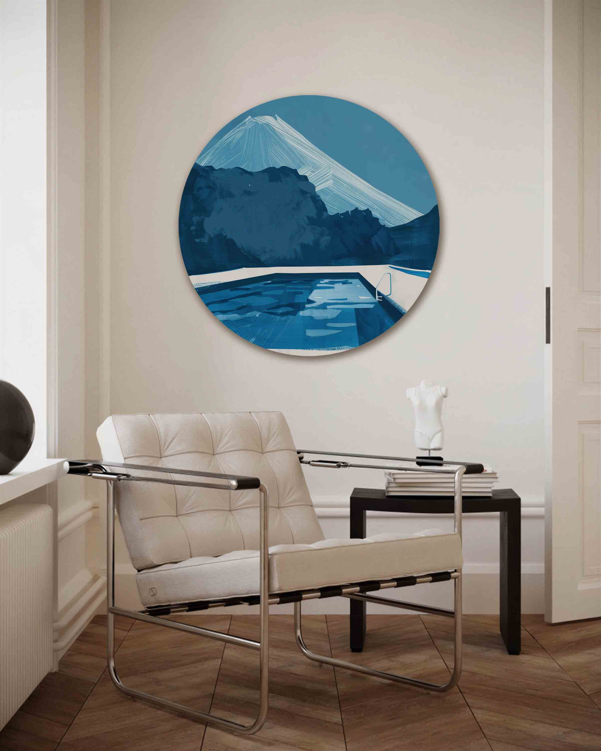 Berglandschap met zwembad – kleurrijke muurcirkel als ronde wanddecoratie