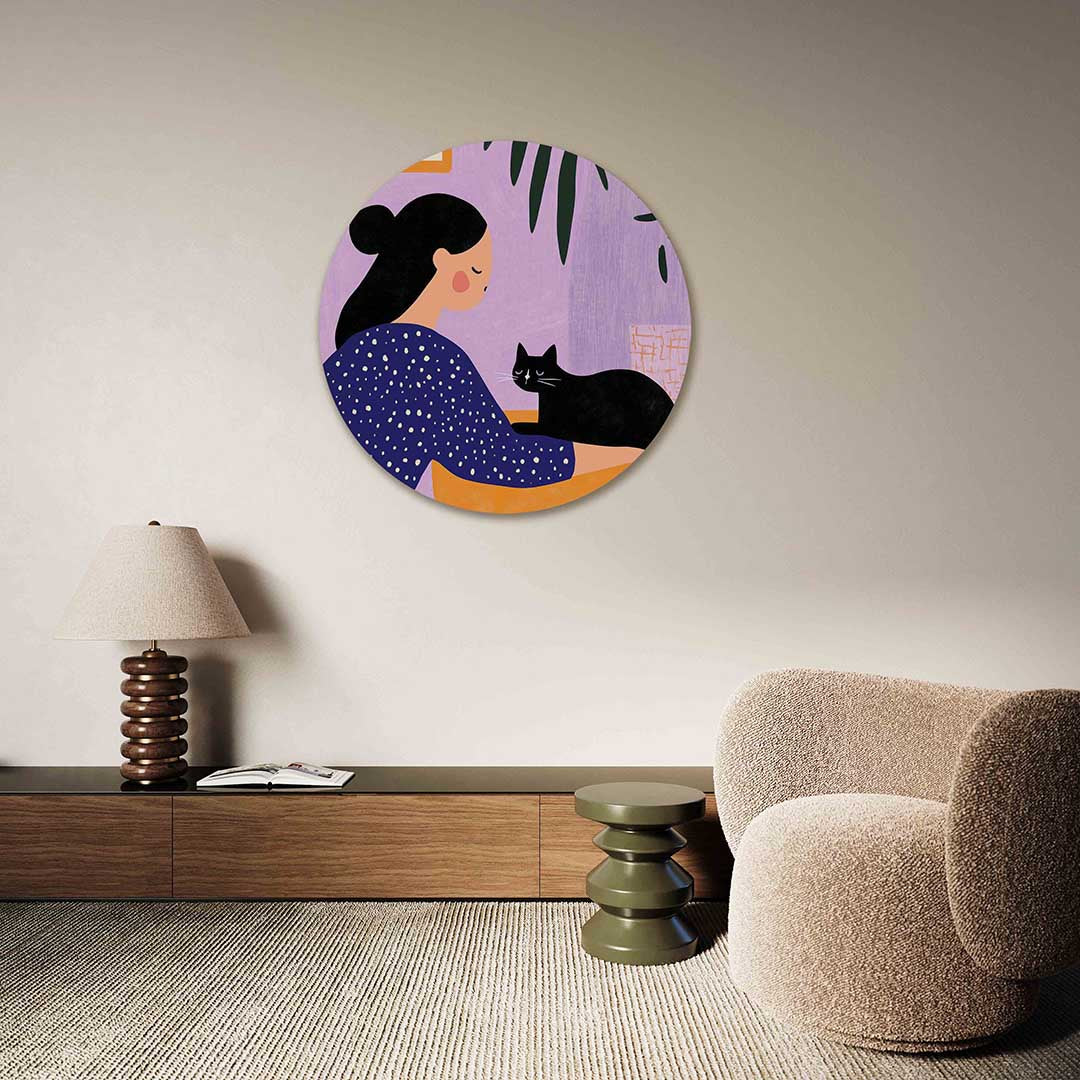 Vrouw met kat – abstracte muurcirkel als ronde wanddecoratie
