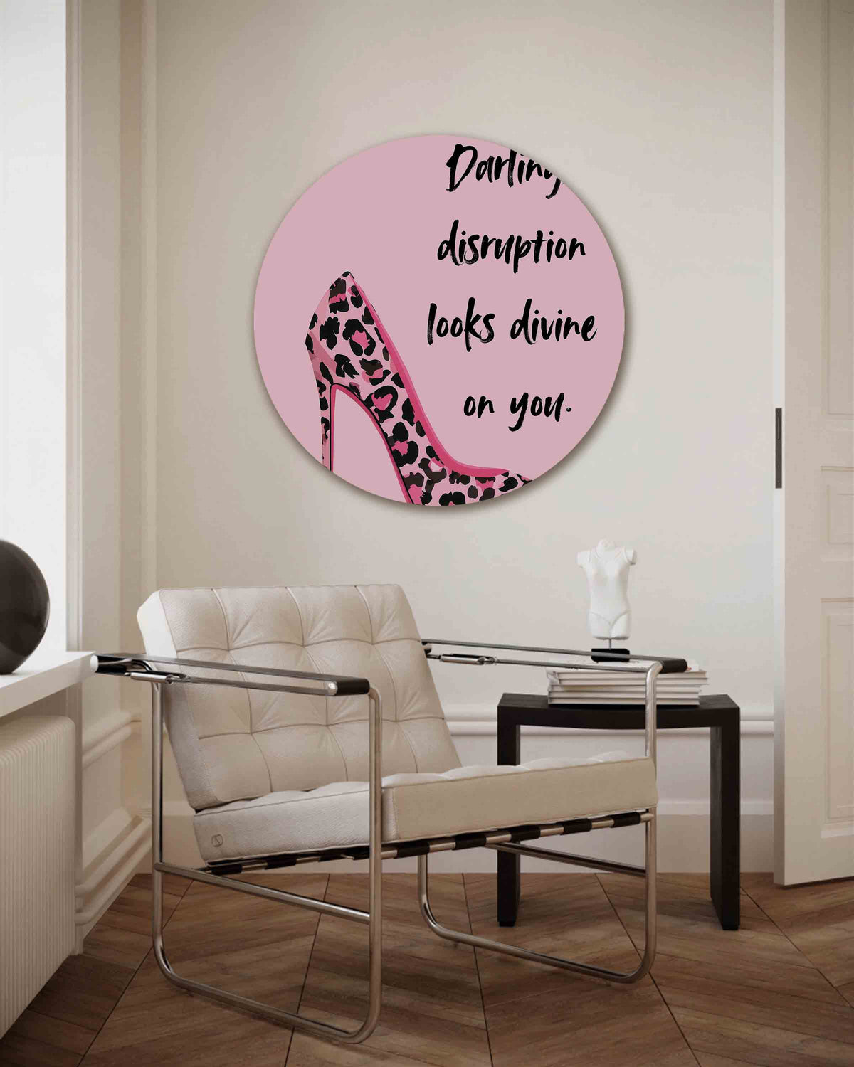 Roze pump met tekst – Pop Art muurcirkel als ronde wanddecoratie
