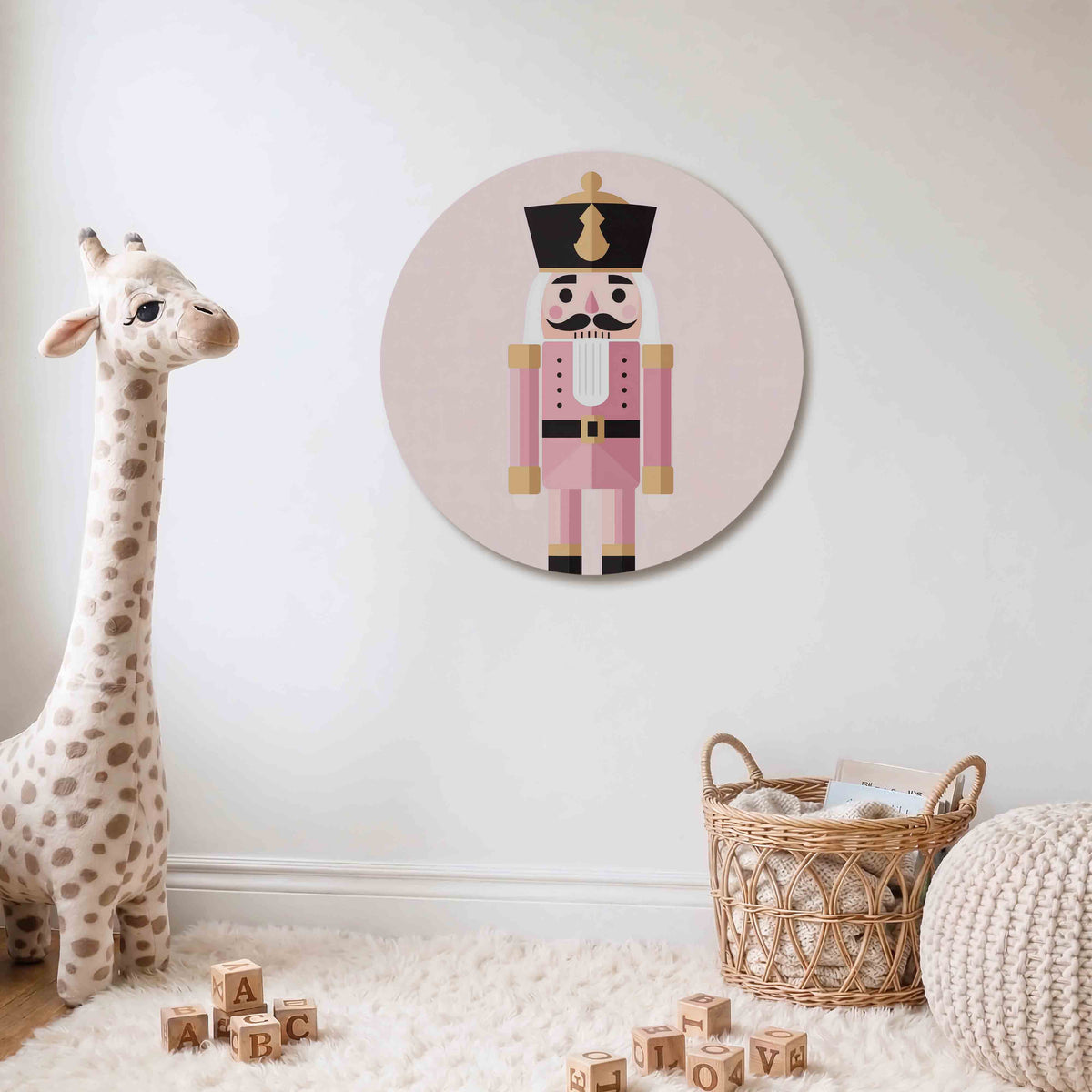 Roze notenkraker Muurcirkel – Een notenkrakerfiguur in roze en zwart met gouden accenten.